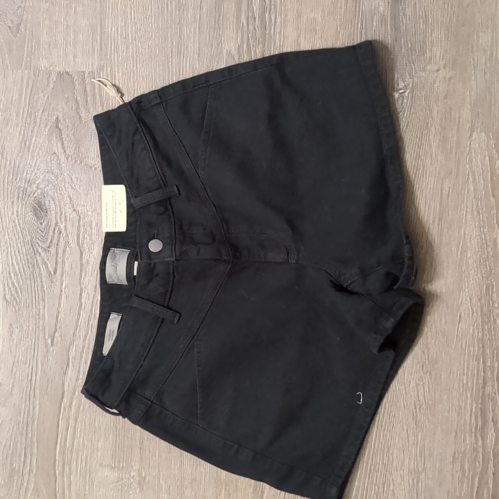 Universal threads vintage midi jean shorts size 6/28